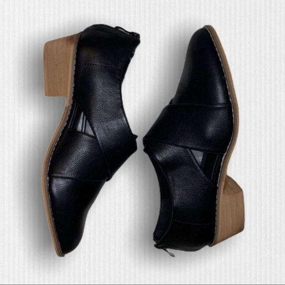 ⥈S O L D⥈ NEW CUTE Criss Cross Flats - Picture 2 of 7